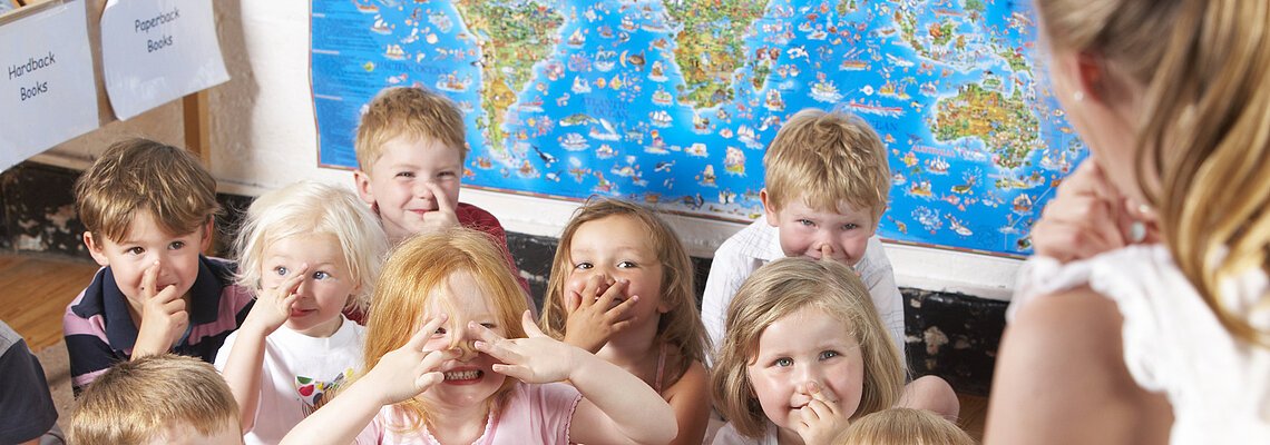 Kinder in der Schule, die lachen